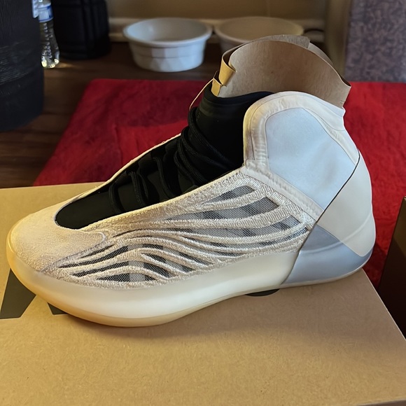 YEEZY. Just dropped !! QNTM !!! One-of-a-kind - Picture 8 of 14